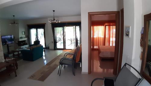 salon z kanapą i salon z osobą w obiekcie VILLA-DANOS w Áfitos