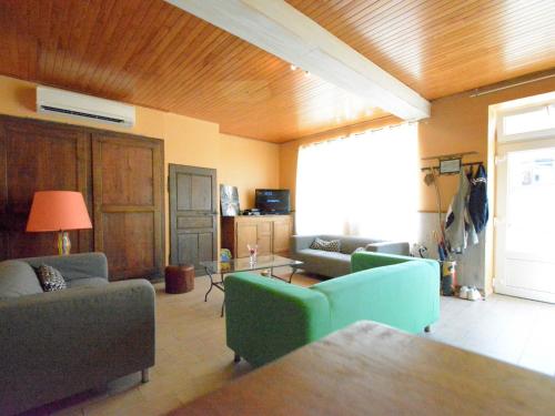 sala de estar con sofás, sillas y mesa en Holiday Home with bubble bath opened from 1 2 May to end of September en Florenville