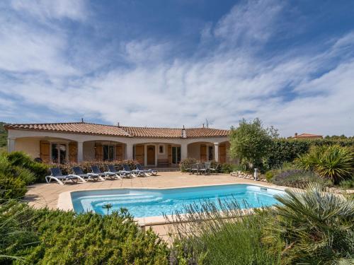 Pouzols-MinervoisにあるSpacious villa in Pouzols Minervois with poolの庭前のスイミングプール付き家