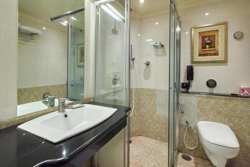 Bathroom sa Royalton Hyderabad Abids