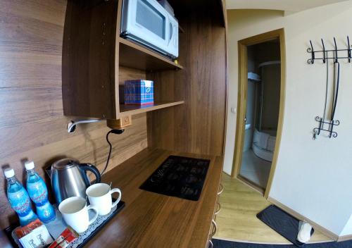 ペトロパブロフスク・カムチャツキーにあるApartment Black Sandの小さなキッチン(電子レンジ付きカウンター付)