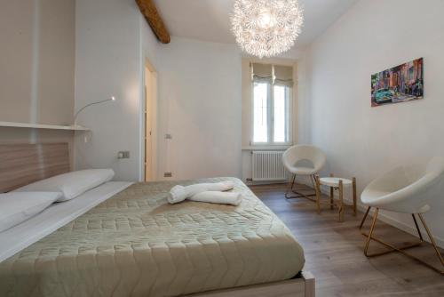 A bed or beds in a room at Apartment old wall Como center