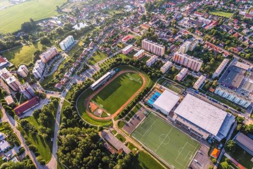 eine Luftansicht auf eine Stadt mit einem Tennisplatz in der Unterkunft SPORTHOTEL Milevsko in Milevsko