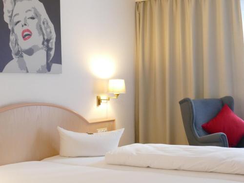
Ein Bett oder Betten in einem Zimmer der Unterkunft Hotel Friesenhof

