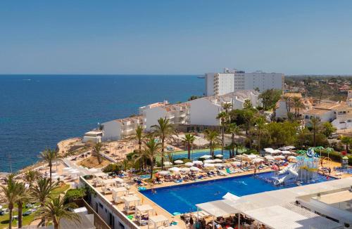 O vedere a piscinei de la sau din apropiere de Hotel Palia Maria Eugenia