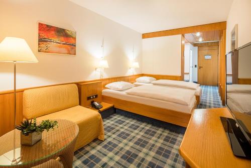 Postel nebo postele na pokoji v ubytování Hotel Am Nockherberg