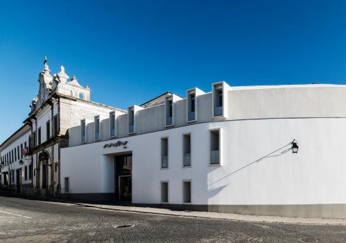 a white building on the side of a street at Moov Hotel Évora in Évora