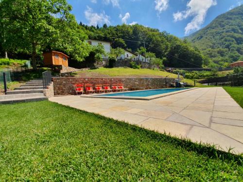 a backyard with a swimming pool and a house at B&B La Bredia in Fivizzano