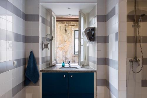 Bilik mandi di Lost Lisbon :: Cais House