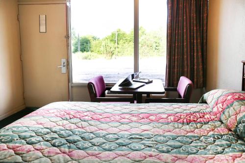 Кровать или кровати в номере SPRINGWOOD HOTEL, Opelika I-85 Columbus Pkwy