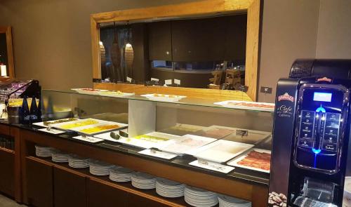 アルカラ・デ・エナレスにあるPCM Forum Alcaláの皿料理の店の表示ケース