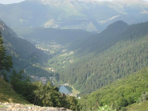 a view of a valley with a lake and mountains at 53Bou in Uglas