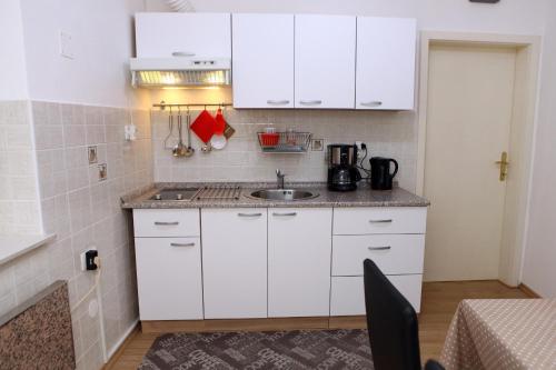 Kuchyň nebo kuchyňský kout v ubytování Apartma Grof