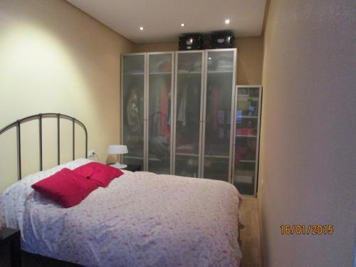 a bedroom with a bed and a glass cabinet at Apartamento Lorena in Murcia