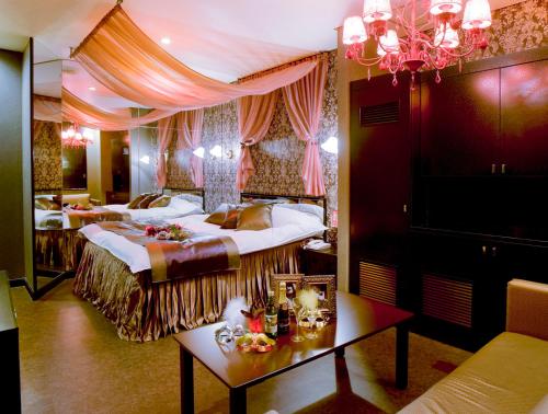 Llit o llits en una habitació de Hotel Christmas Night at the Opera (Love Hotel)