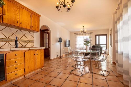 una cucina con tavolo e sala da pranzo di Apartamento Lava ad Adeje