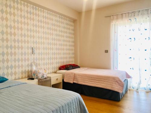 Llit o llits en una habitació de Luxury & Stylish Family Apartment