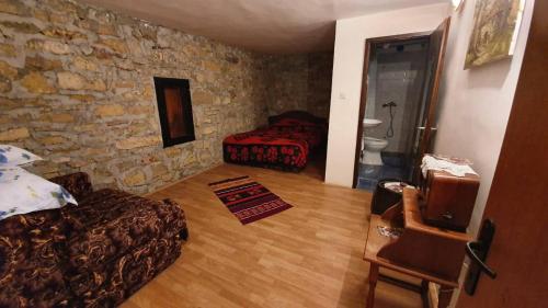 Llit o llits en una habitació de Pivnice Radosavljević - Ljubina pivnica