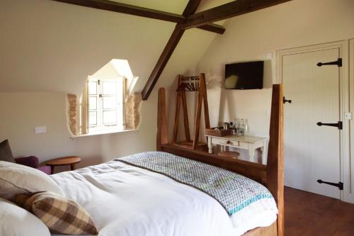 a bedroom with a white bed and a window at Killingworth Castle in Woodstock