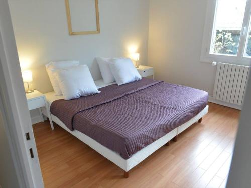 a bedroom with a bed with two pillows on it at Appartement de vacances avec jardin à Tarnos in Tarnos