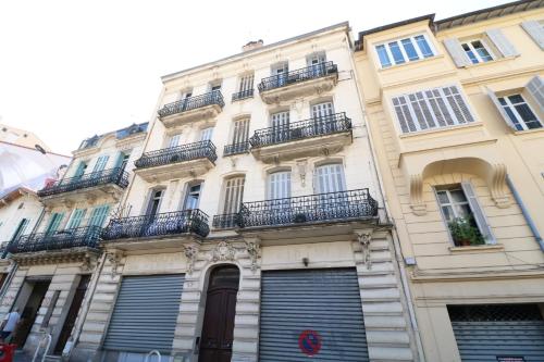 2 bedroom Forville. 8 mins from the Palais. 328