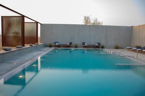 Piscina de la sau aproape de Al Faya Retreat by Sharjah Collection