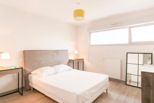 Una cama o camas en una habitación de Zenao Albi - Résidence Stella