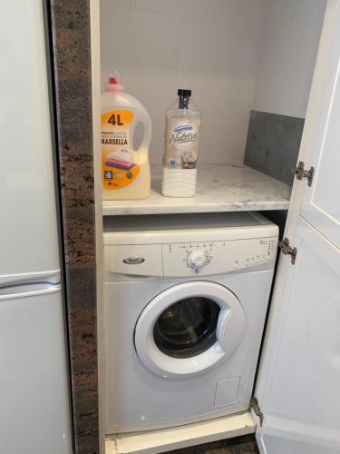 a washer and dryer in a small room at Cala Tere 2on pis in Cadaqués