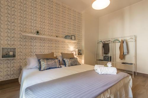 Un dormitorio con una cama grande en una habitación. en CASA GONZAGA con parcheggio, en Orvieto