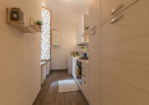 Una cocina o zona de cocina en CASA GONZAGA con parcheggio