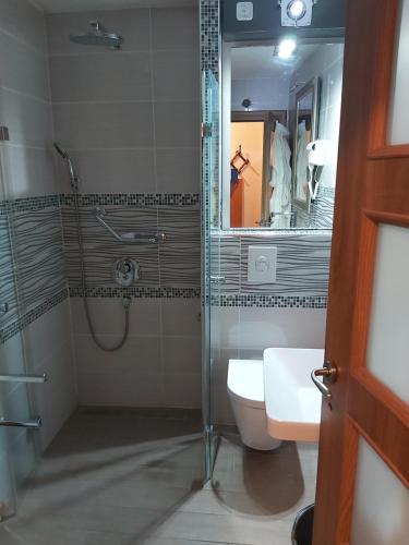 Kúpeľňa v ubytovaní Luxury apartment by the sea with private whirlpool and terrace 50m2