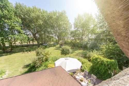 an overhead view of a garden with an umbrella at Ferienwohnungen im Reetdachhaus in Ummanz