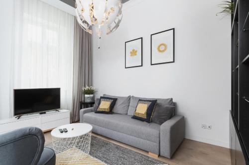 TV a/nebo společenská místnost v ubytování Apartment Krakow Arianska by Renters Prestige
