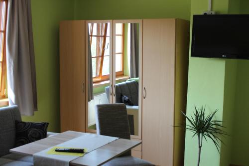 TV a/nebo společenská místnost v ubytování Ferienwohnung Weingut Kloster Pforta