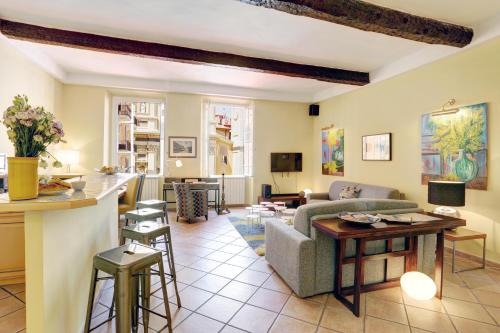 un salon avec un canapé et une table dans l'établissement FONTAINE - CHARMING PROVENCAL, Clim, 6 GUEST, OLD TOWN NICE, à Nice