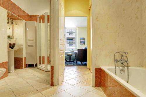 une salle de bain avec une baignoire et un lavabo dans l'établissement FONTAINE - CHARMING PROVENCAL, Clim, 6 GUEST, OLD TOWN NICE, à Nice