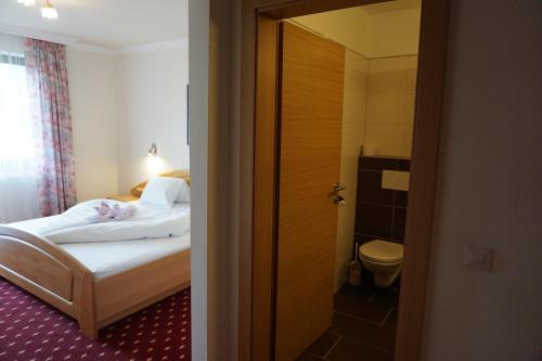 Postel nebo postele na pokoji v ubytování Pension Arnika