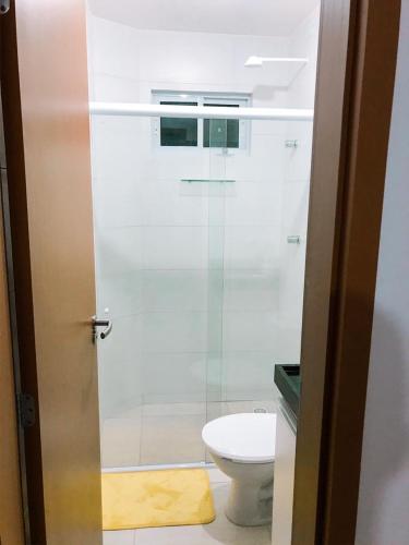 uma casa de banho com um WC e uma porta de vidro em APARTAMENTO JOÃO PESSOA BESSA em João Pessoa
