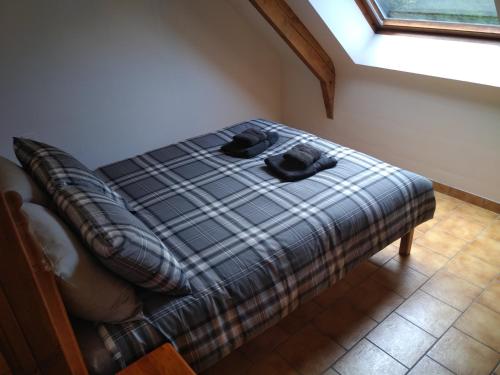 a bed in the corner of a room at Le Botcol in Plouguernével