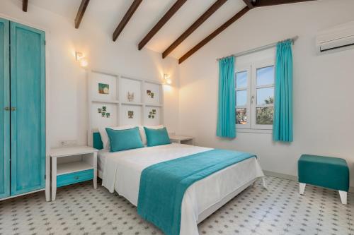 シアジクにあるMonza House Otelのベッドルーム1室(青いカーテン付きの大型ベッド1台付)