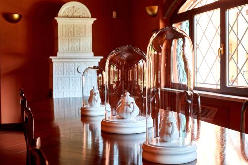 a table with three white figurines on it at Albergo Trattoria Il Leone in Pomponesco
