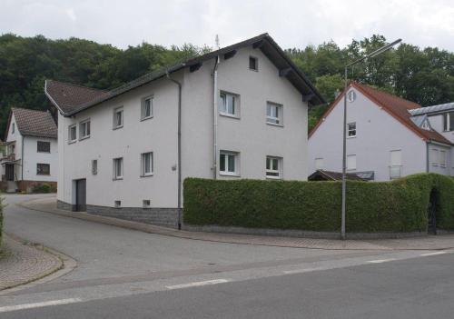a white house on the side of a street at Ferienwohnungen Mildenberger in Birkenau