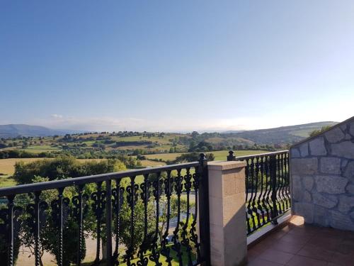 - Balcón con vistas al valle en Hostería Carmen, en Santillana del Mar