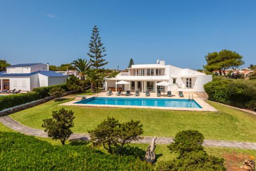 una vista aérea de una casa con piscina en Villa Rocamar en Cala en Blanes
