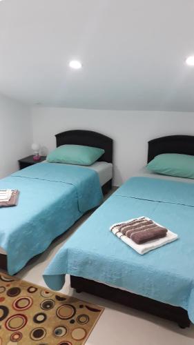 two beds sitting next to each other in a bedroom at Ferienwohnung Petrovic in Krimovice