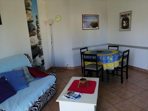un salon avec un canapé et une table dans l'établissement villa le patio, à Saint-Pair-sur-Mer