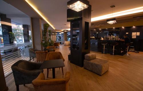 Albanopolis Hotel tesisinde bir oturma alanı