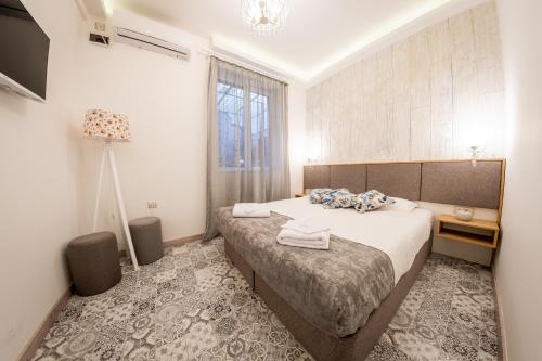 מיטה או מיטות בחדר ב-Sofia Pearl Life Apartment - No Window Apartment