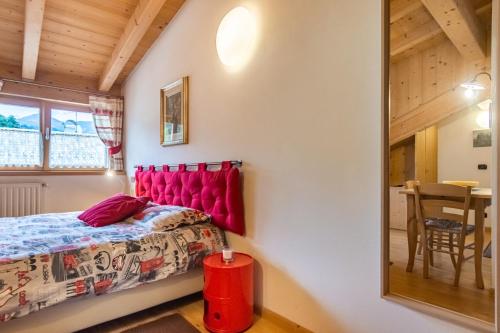 Postel nebo postele na pokoji v ubytování Holiday Apartments Val Moena