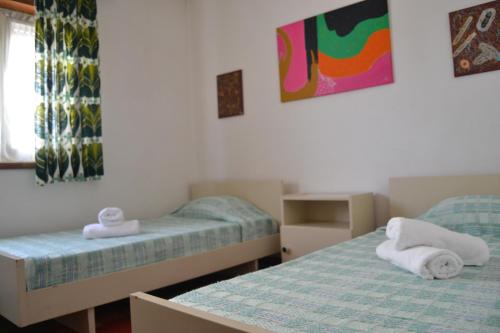 um quarto com duas camas com toalhas em Apartamento Foz do Rio Minho em Caminha